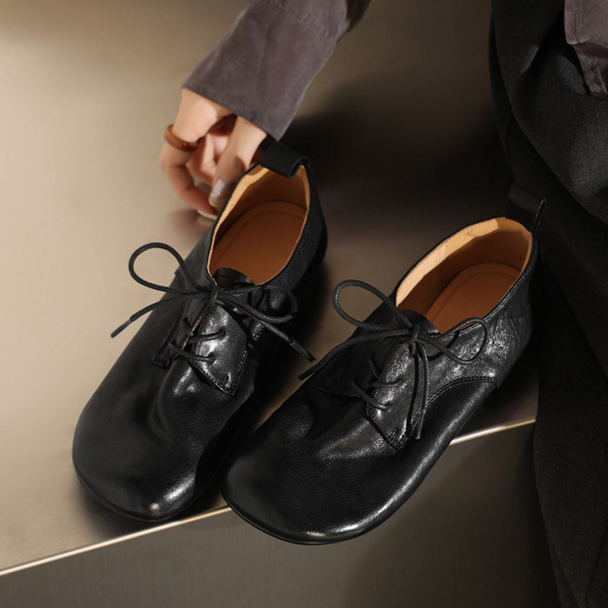 Women's Cowhide Round-Toe Flats in Black/Brown 01